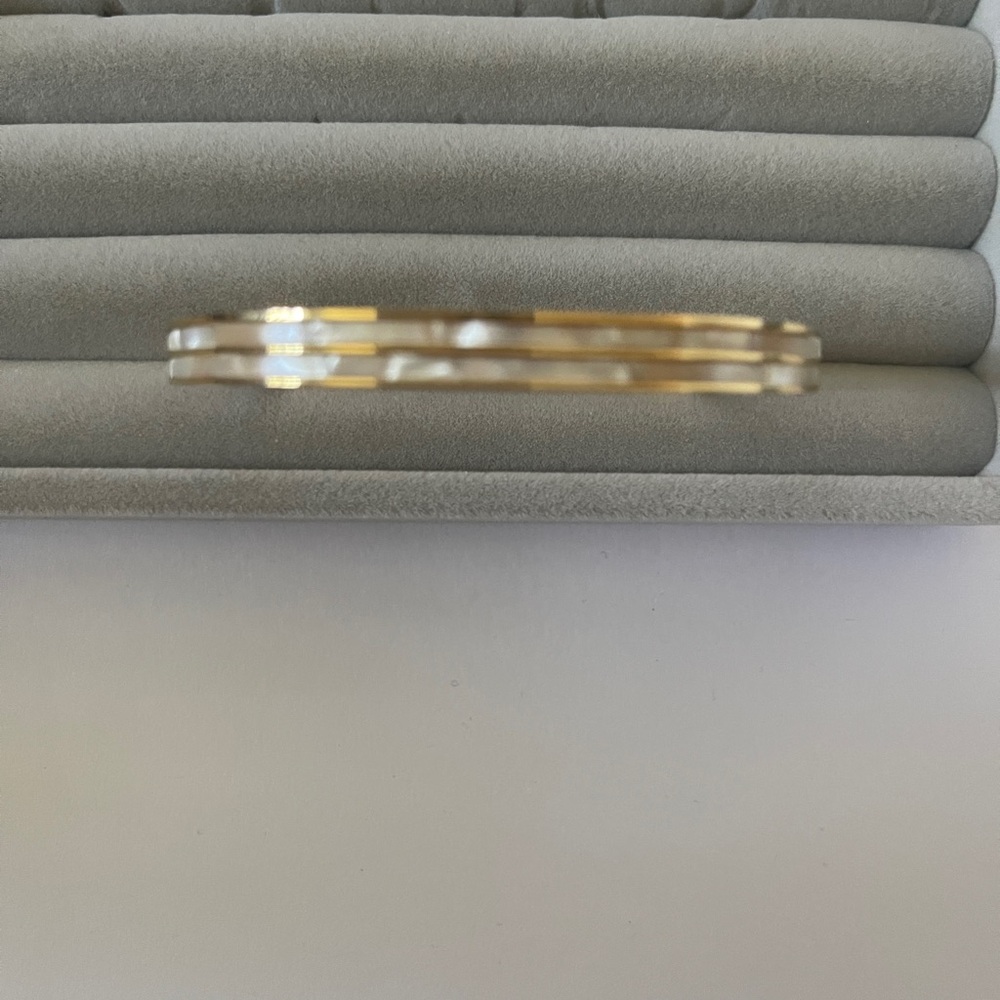 Bangle in gold with mother pearl
